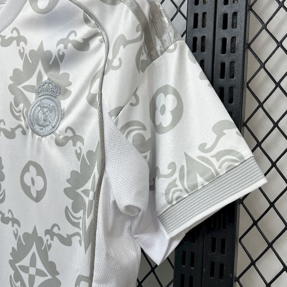 Real Madrid Konzepttrikot – Silberne Edition