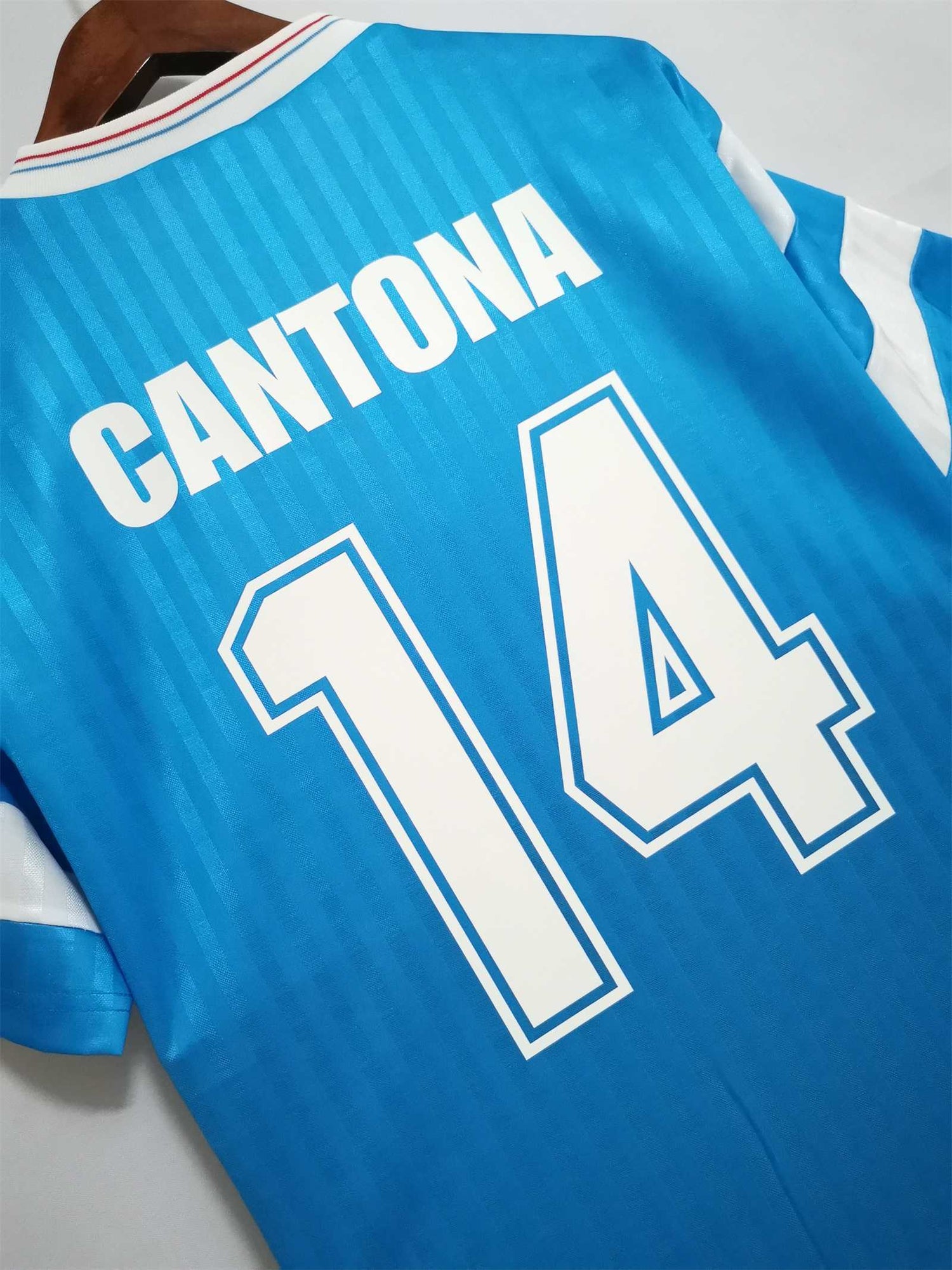 Maillot OM 1990 – Époque Cantona 🔵⚪